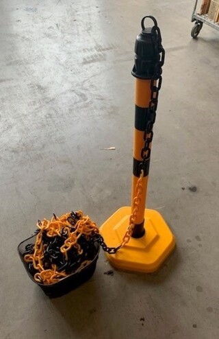 Ca. 12x Afzet paaltjes met ketting in voetstuk Profishop, geel-zwart,